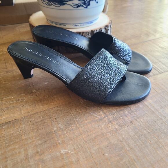 Donald Pliner NEW Vimm Pebbled Black Leather Slide Sandals Sz 7 M Short Heel NEW - Picture 1 of 6